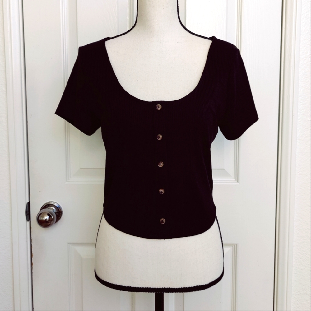 Women's Short Sleeve Black Button Cropped Tee